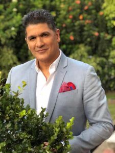 Eddy Herrera confiesa oler la ropa interior lanzada por sus fans en los conciertos