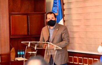 Diputado se opone a impuesto del 3 % a compras con tarjetas en moneda extranjera