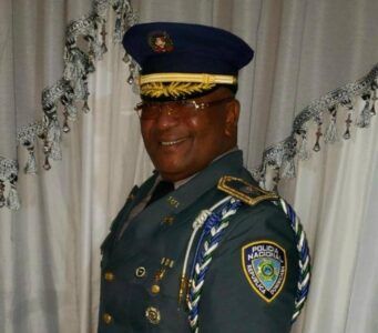 Policía asesina un perro que jugaba con unos niños por el gusto