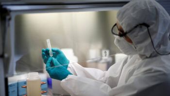 La primera muerte en el mundo por reinfección de coronavirus