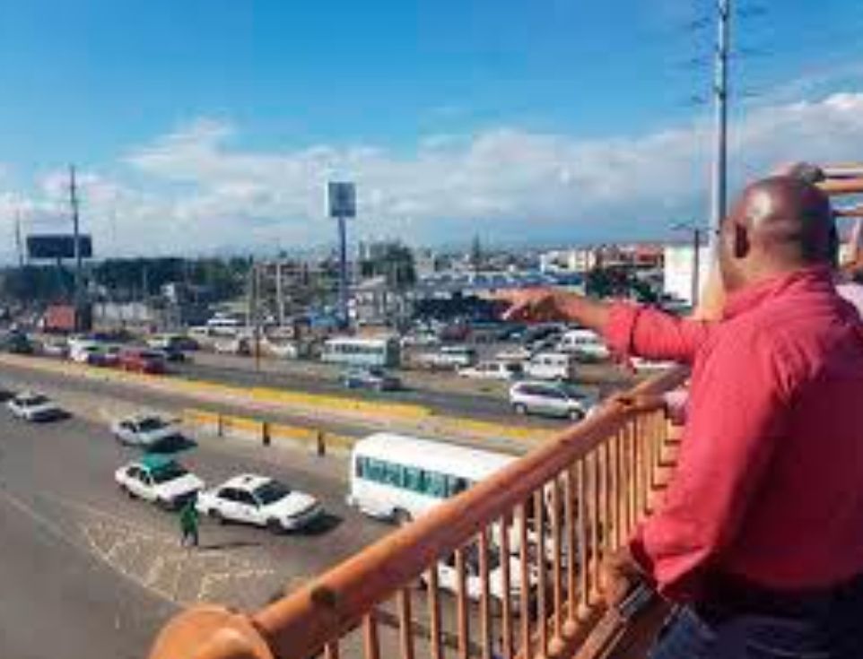Mujer se lanza del puente del kilómetro 9 de autopista Duarte