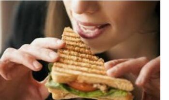 Se comio un sándwich en un avion y se murió