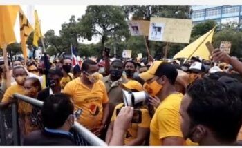 Protestan frente al Congreso en reclamo del 30 % AFP