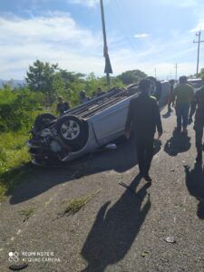 Carro se vuelca en San Juan