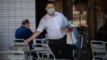 Cataluña cierra los bares y restaurantes 15 días y reduce el aforo de los centros comerciales y gimnasios