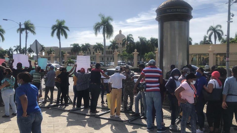 Cancelados del ASDO exigen prestaciones frente al Palacio Nacional