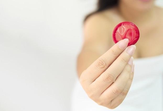 Mujer denuncia hombre por quitarse el preservativo durante acto sexual