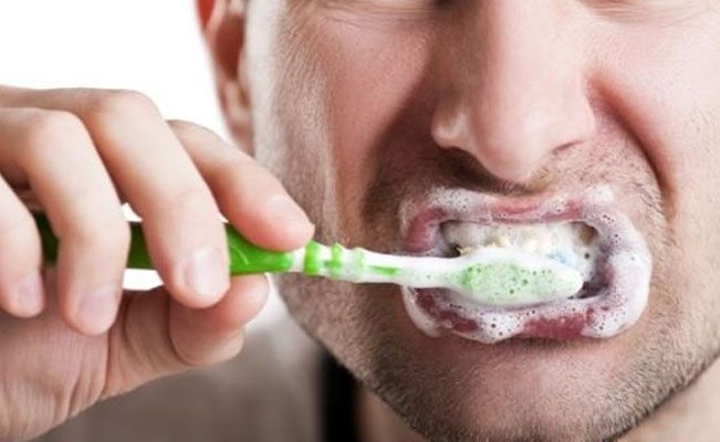 Hombre se traga un cepillo de dientes mientras se cepillaba