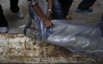 Mata a su hermana y obliga a su hijo a ayudarla a deshacerse del cuerpo de su tía