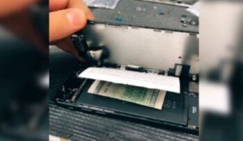 Un técnico abrió el celular y encontró una nota con un soborno