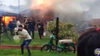 Rayo cae e incendia una casa