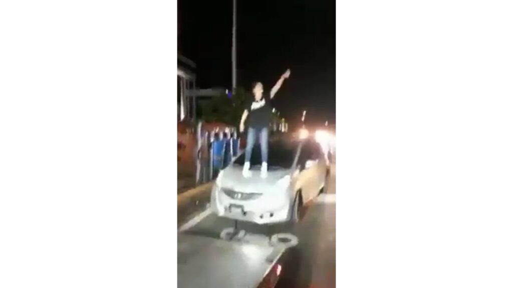 Video | Mujer agrede agentes de la policía durante toque de queda