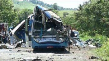 Accidente entre un autobús y un camión deja 37 muertos en Brasil