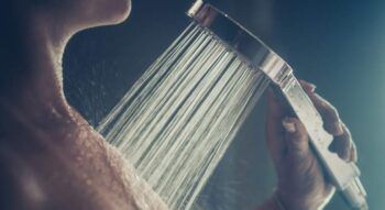 Mujer acusa a su ex marido de no ducharse ni lavarse los dientes durante un año