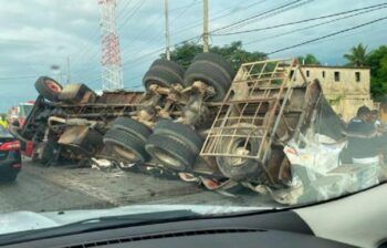 Se vuelca patana en Las Américas