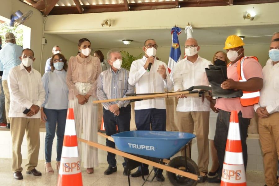 Deligne Ascención lanza programa Peón Caminero en la provincia La Altagracia