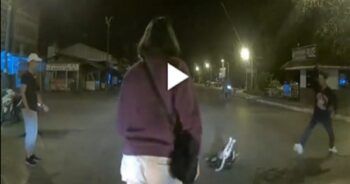 Vecinos se enfrentan a una serpiente para salvar a un gato callejero