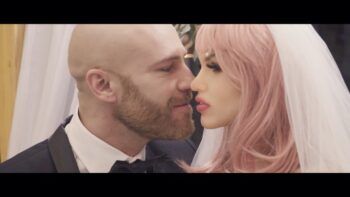 Hombre se casa con una muñeca de silicona