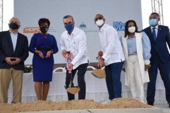 Abinader y ministro Ascención dan primer picazo para elevado en Boca Chica