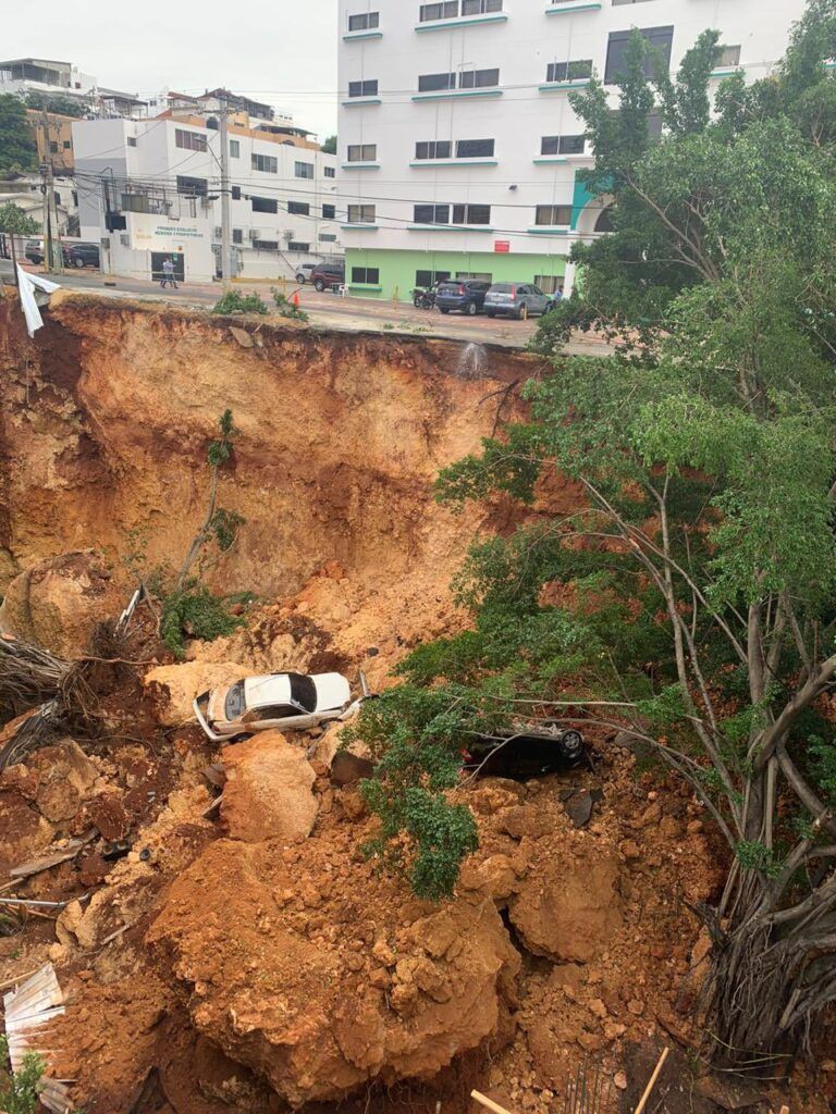 Caen varios carros al colapsar pavimento al lado de construcción av. Bolívar