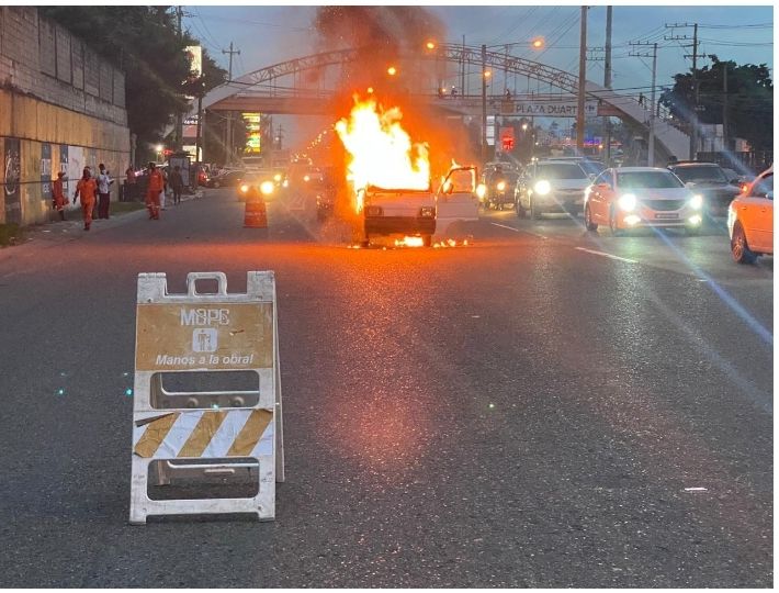 Se incendia vehículo en el km 13 Autopista Duarte