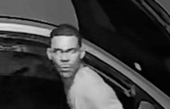 Este hombre se robó tres baterías de carros en cinco minutos