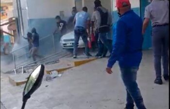 En Los Guaricanos vehículo pierde el control y choca 12 personas