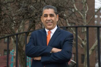Adriano Espaillat da positivo con todo y vacuna