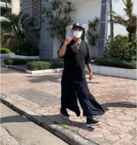 Santiago Matías viste pantalón tipo falda, y bromea sobre su ¨Flow¨