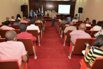 IAD capacita 28 técnicos y administradores de la provincia San Cristóbal