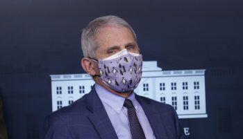 El uso de dos mascarillas tiene ‘sentido común’ y probablemente sea más efectivo