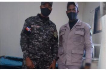 Dos agentes salvan la vida de niño que se atragantó con una moneda de 10 pesos