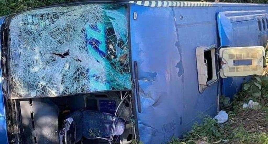 Fallece en accidente conductor de autobús tras sufrir infarto; 9 pasajeros heridos
