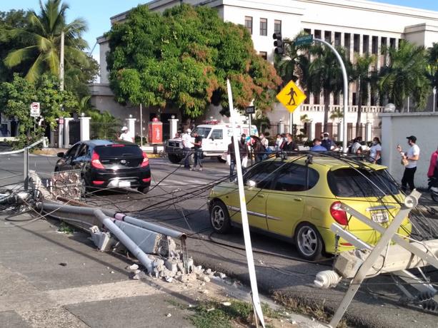 Camión derriba nueve postes de luz en la Gómez- y tránsito se paraliza