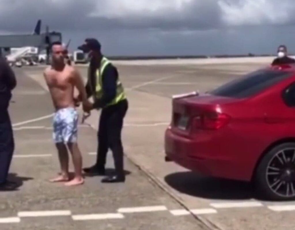 Hombre viola seguridad del AILA y entra hasta la pista de despegue en su carro