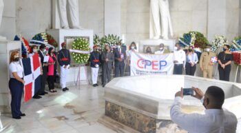 Efemérides Patrias deposita ofrendas florales en honor al Padre de la Patria Matías Ramón Mella