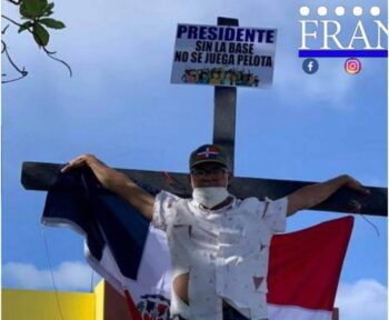 Dirigente del PRM se “crucifica” en demanda de empleo