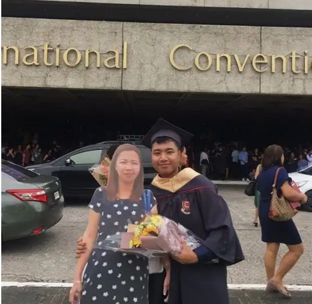 Joven lleva foto tamaño real de su mamá fallecida a graduación