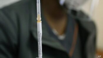 Advierten bandas criminales podrían vender vacunas falsas contra el COVID-19
