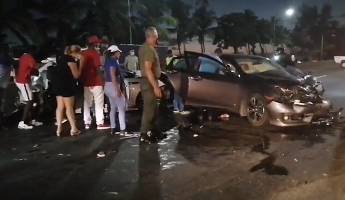 Varios heridos tras accidente múltiple en la autopista Las Américas