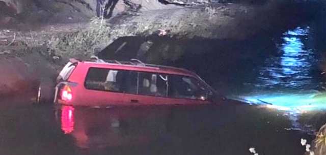 Conductor pierde el control y cae a canal de riego en Baní
