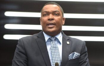 Pedro Botello con el apoyo de 112 diputados reintroduce 30% AFP