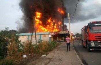 Incendio afecta negocio en La Vega