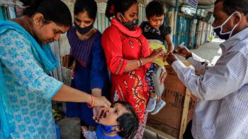 Una docena de niños hospitalizados en la India tras confundir vacuna contra la polio con desinfectante