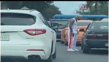 Omega El Fuerte le saca arma de fuego a chofer de carro público