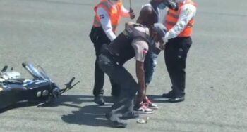 Detienen motociclista intentó cruzar vía cuando se desplazaba escolta presidencial