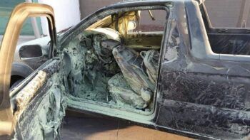 Por usar su celular mientras echaba combustibles incendió su camioneta