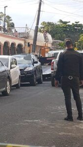 Grúa levanta vehículo con cádaver de mujer asesinada en Alma Rosa