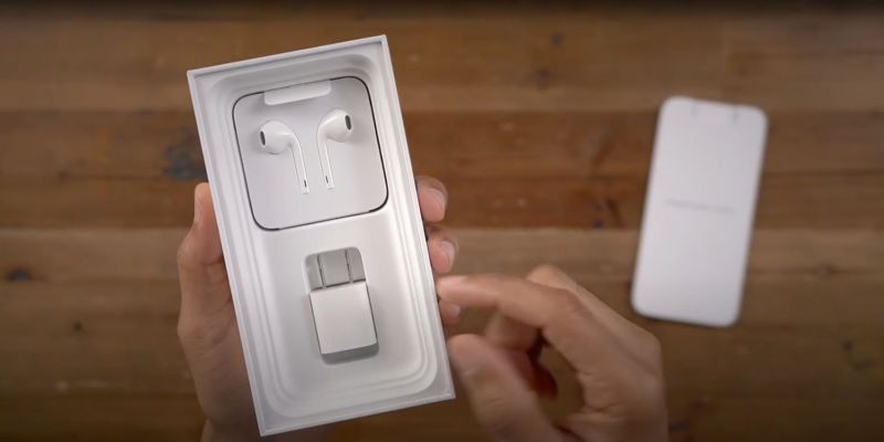 Multan a Apple en Brasil por vender celulares sin cargador