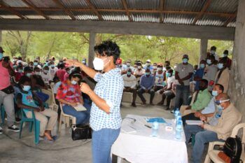 Representantes de la Empresa de Generación Hidroeléctrica se reúne con clientes en Cambita